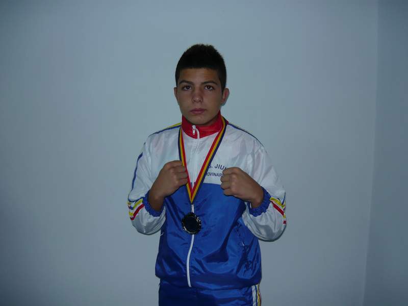 SIMESCU CLAUDIU 15 ani 1 medalia aur, 1 medalie argint, 3 medalii bronz